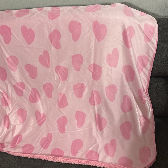 Baby girl  fluffy blanket  used once in great condition - Picture 2 of 3